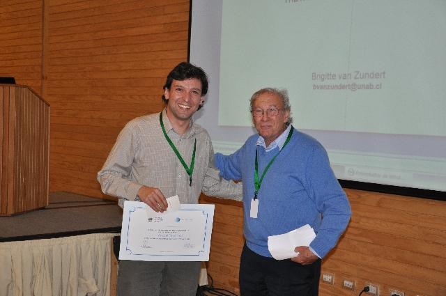 Premio a Dr. Aníbal Pauchard